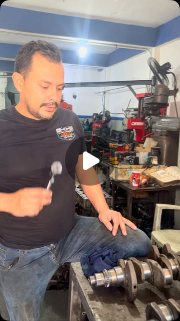 Especialista trabajando sobre un cigüeñal