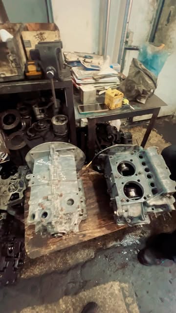 Piezas de motor listas para reparación