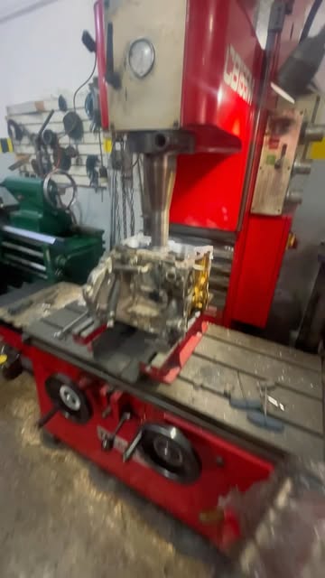 Maquinaria rectificando una pieza de motor